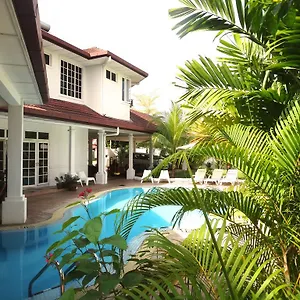 Bed & Breakfast Rumah Putih Near Klia, Sepang
